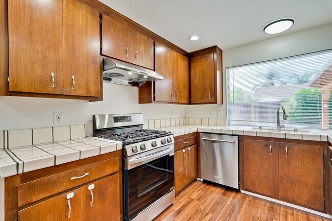 Building Photo - Bright and Spacious 3 Bed 2 Bath Single Fa...