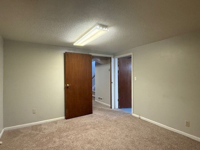 Building Photo - House For Lease