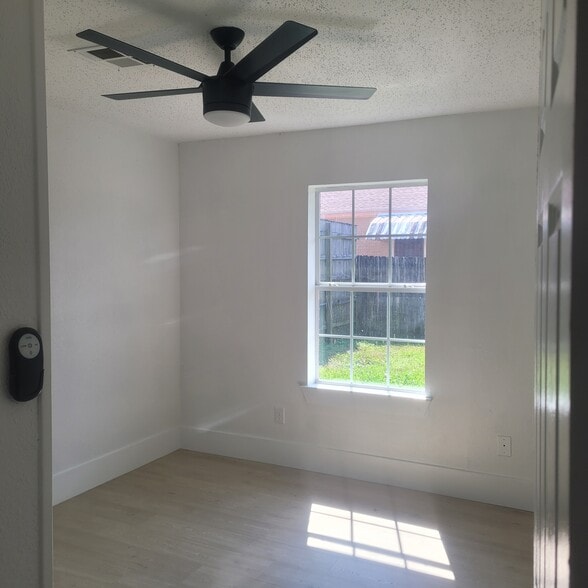 Building Photo - 8830 Stroelitz St