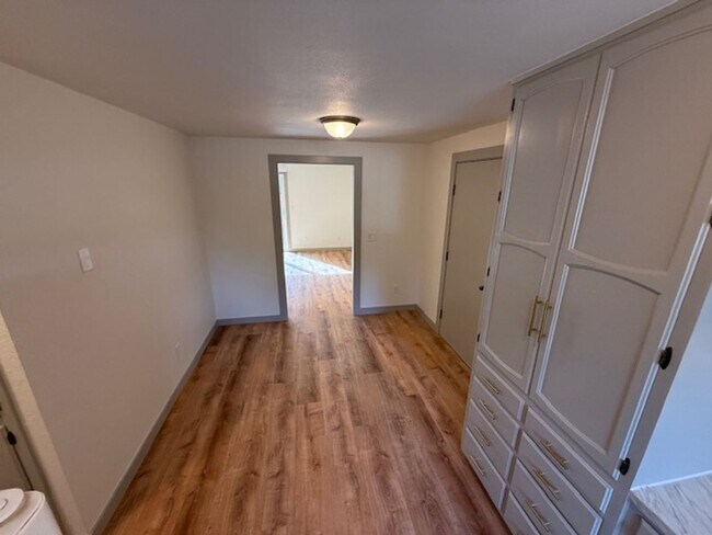 Building Photo - Fresh 3 bed/1.5 bath duplex