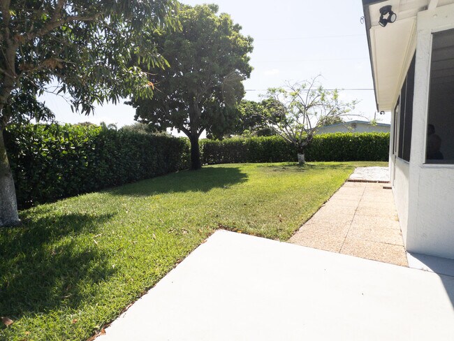 Building Photo - 887 W Perry St