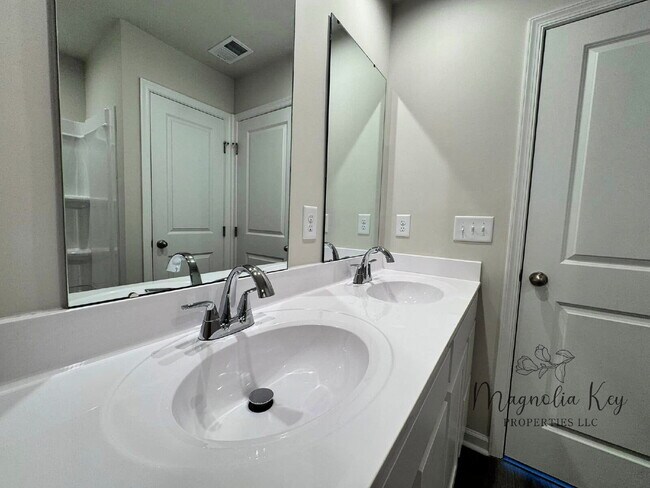 Building Photo - New 3 bed 2.5 bath Townhouse in Forestbrook
