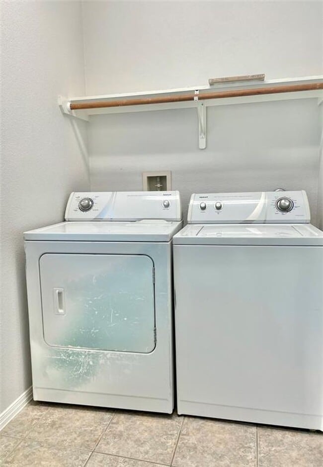 Building Photo - Spacious 4 Bed, 2.5 Bath. Perfect size and...