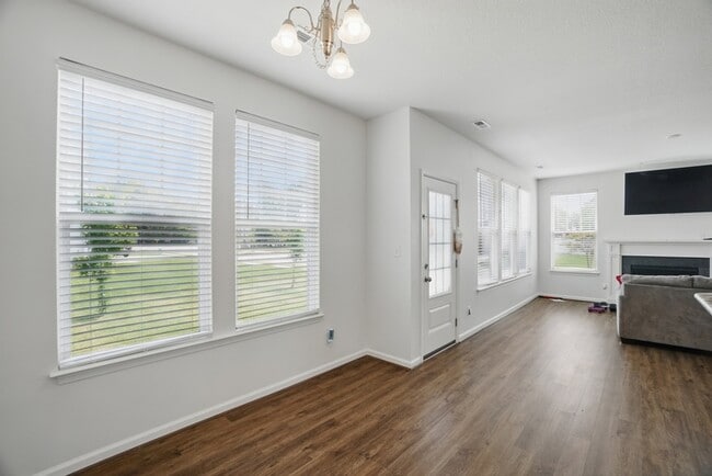 Building Photo - 3501 Silver Fox Trce