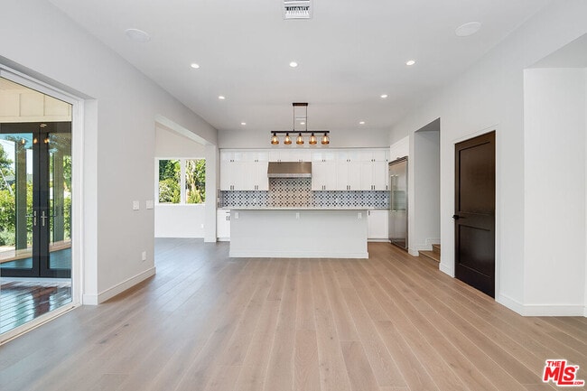 Building Photo - 4963 Clybourn Ave