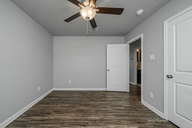 Building Photo - 521 Fallbrook Dr