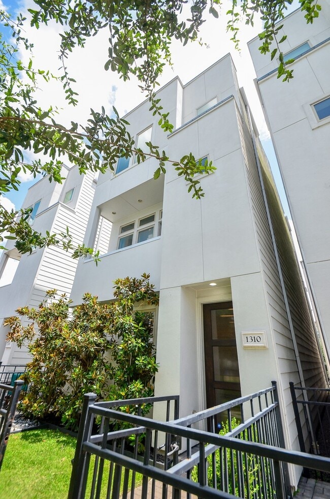 Building Photo - 1310 Delano St