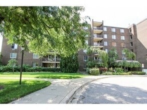 Building Photo - 225 S Rohlwing Rd