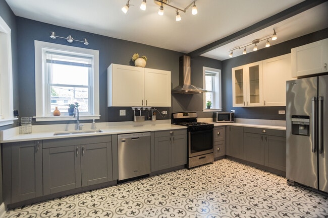 Building Photo - 2037 W Estes Ave