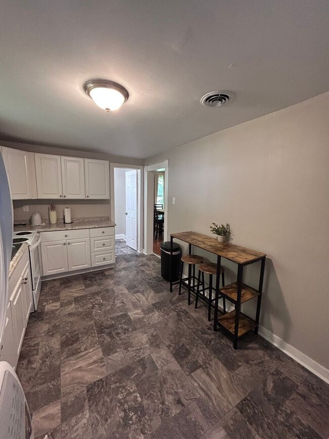 Building Photo - Fully Furnished Mid-Term Rental in Richmond’s East End
