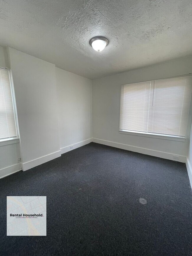 Building Photo - Huge 4 Bedroom Colonial