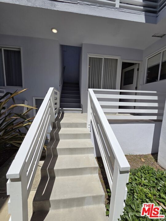 Building Photo - 130 San Vicente Blvd