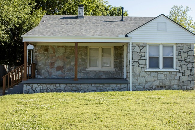 Primary Photo - 2420 NE 25th St
