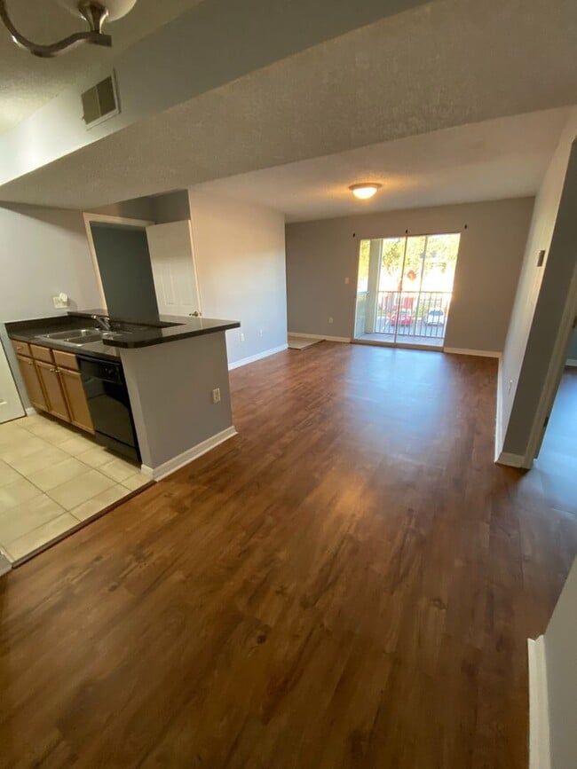 Building Photo - Updated 2/2 in the heart of Brandon