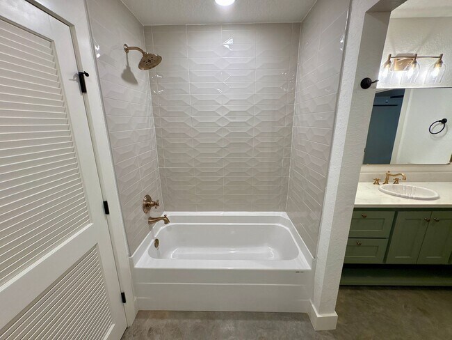 Building Photo - MTR2a-4