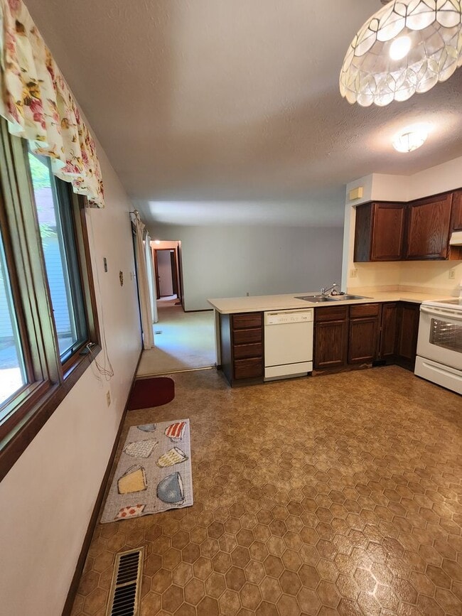 Building Photo - Spacious 3 Bedroom 3 Bathroom Home For Ren...