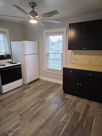 Building Photo - 128 Miller St