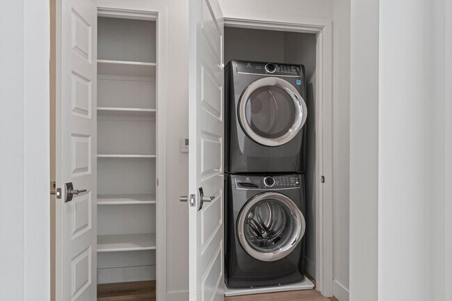 Building Photo - 7300 E Earll Dr