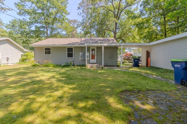 Building Photo - The Little Bungalow of Your Dreams Near East Bay! 2BR / 1BA Long-Term Rental