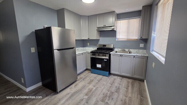 Building Photo - UPDATED 2 Bedroom 1 Bath with an office  Columbia Heights