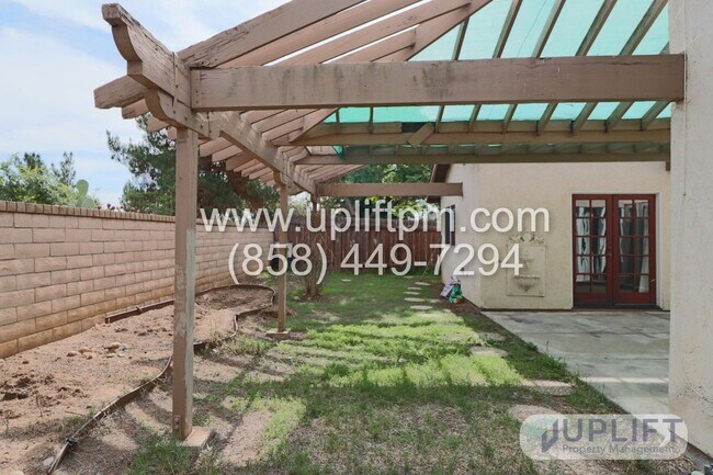 Building Photo - 3 Bed, 2 Bath House w/ 2-Car Garage, Priva...