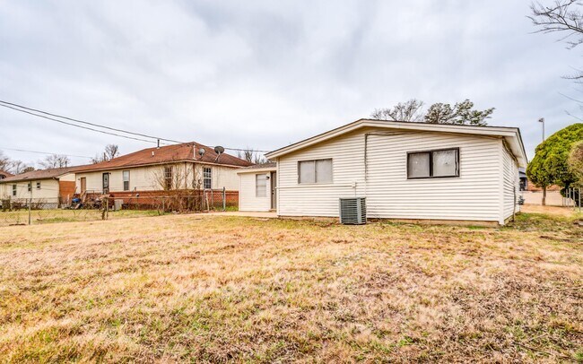 Building Photo - 4980 Vickie Dr
