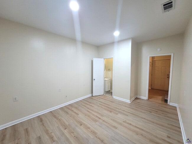 Building Photo - 421 Willow Ave