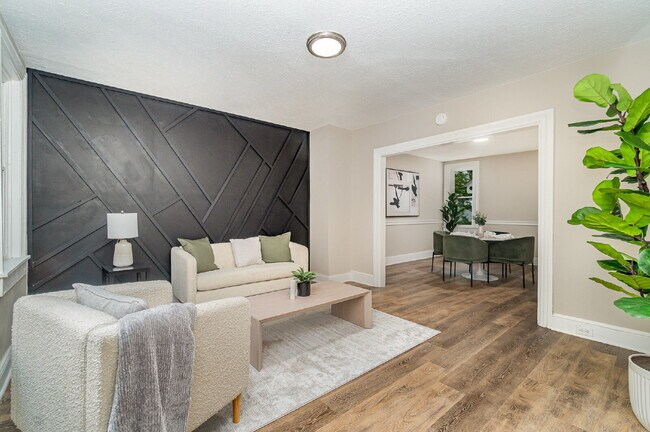 Building Photo - "Charming 3-Bed Townhouse Retreat in the H...