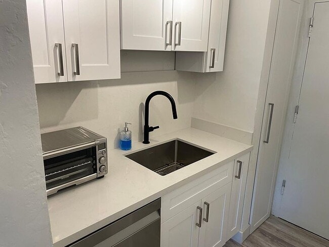 Building Photo - "Charming 1-Bedroom Oasis with Spacious Living in the Heart of Coral Gables!"