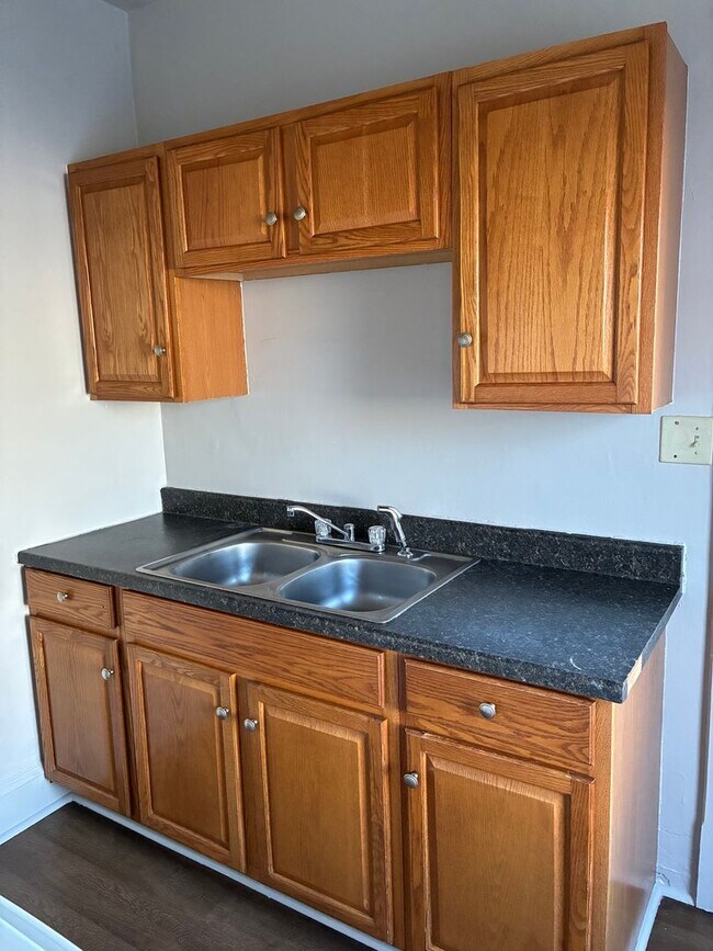 Building Photo - 206 Lincoln Way E