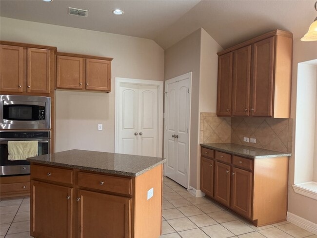 Building Photo - 9638 Castlerock Tr