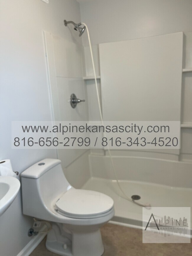 Building Photo - Spacious Gladstone Ranch!