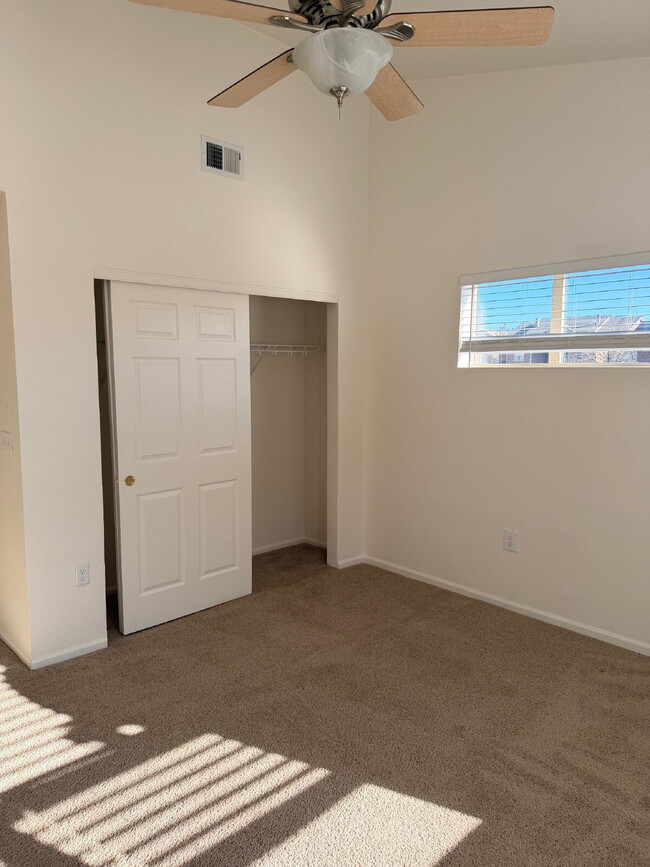 Building Photo - "Charming 2-Bed, 2-Bath condo Oasis in Aurora - 988 Sq Ft of Comfort!"