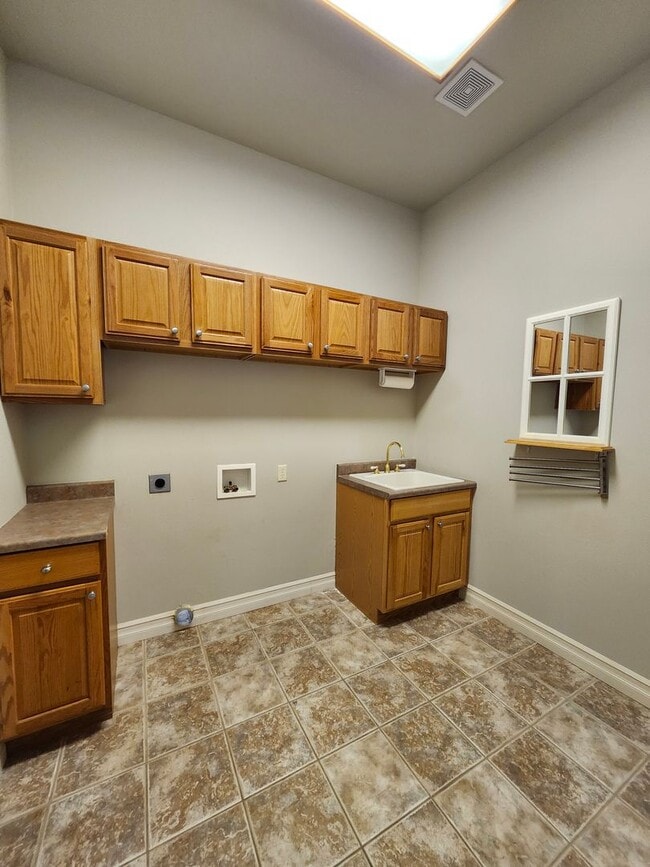 Building Photo - 718 Briarwood Dr