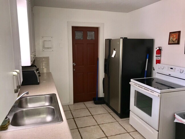 Building Photo - 4811 N Flagler Dr