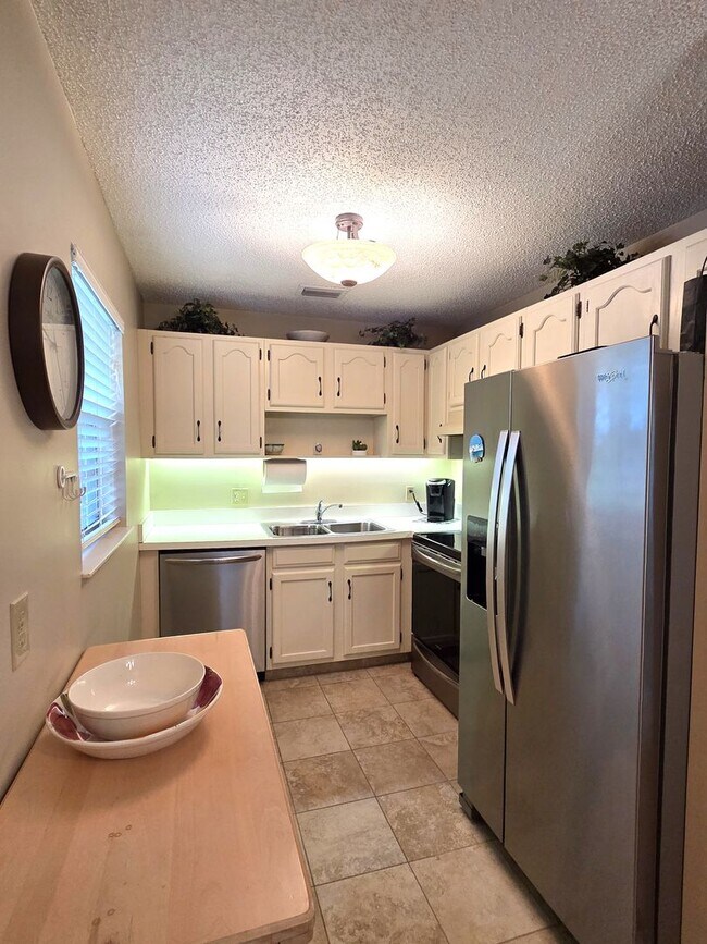 Building Photo - Over 55 Community! Adorable Furnished One Bedroom in Vista Gardens