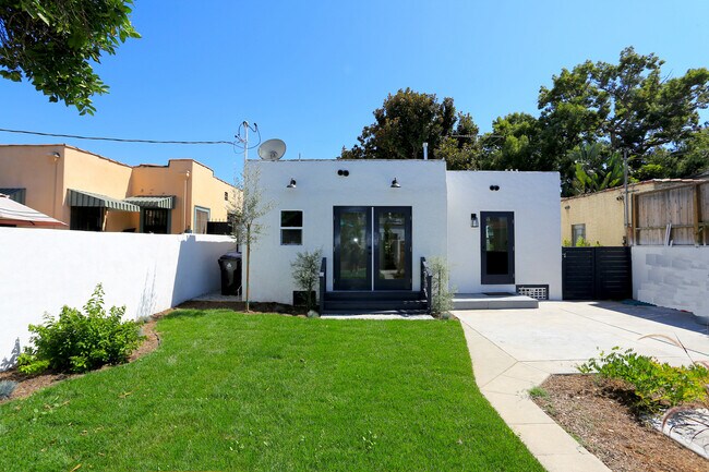 Building Photo - 3835 Hollypark Pl