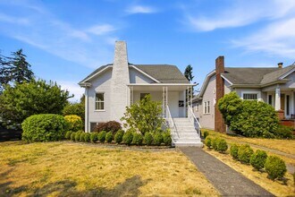Building Photo - Steps from Green Lake ,6 bed 3 bath home with 2 kitchens and 2 laundry rooms.