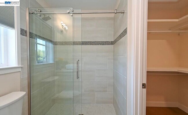 Building Photo - 3856 Vineyard Ave