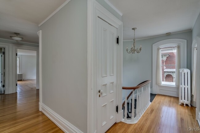 Building Photo - 160 Ten Eyck St