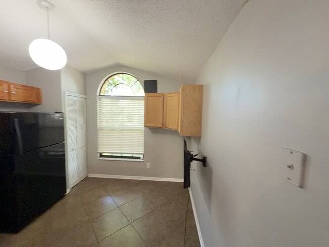 Building Photo - 2201 Grasmere Dr