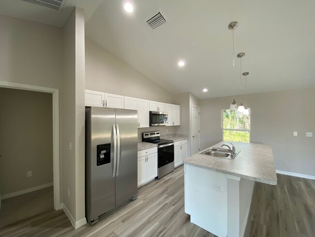 Building Photo - Custom Home - Desirable SW Ocala Neighborhood 3/2/2 **Won't Last**