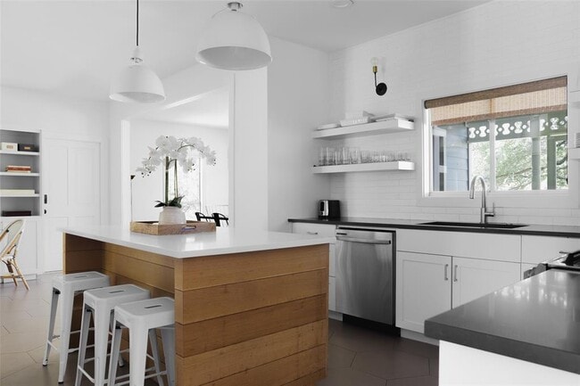 Building Photo - 11505 SW Oaks