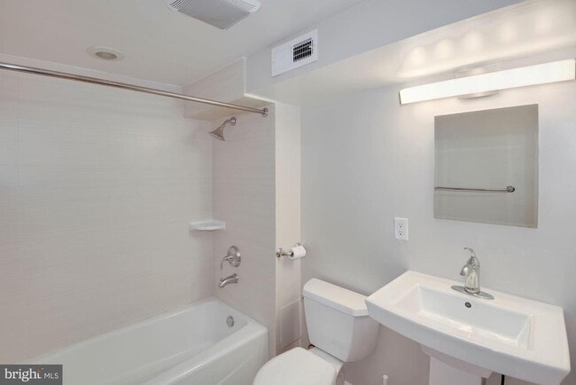 Building Photo - 2721 Ontario Rd NW