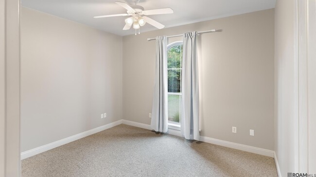 Building Photo - 10741 Hillmont Ave