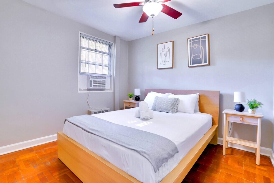 Building Photo - 1420 W Abingdon Dr