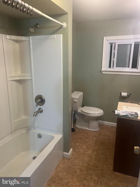 Building Photo - 441 Larchmont Dr