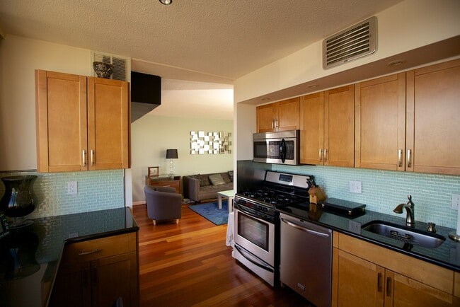 Building Photo - Beautiful High Rise Condo in Washington Sq...