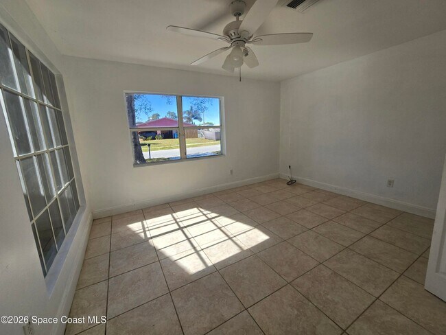 Building Photo - 771 Onyx Dr NE