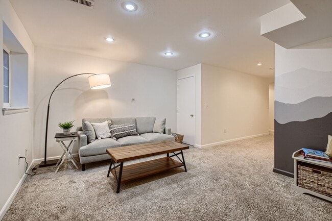 Building Photo - Corner Unit 2 BDR / 2.5 BA Townhome